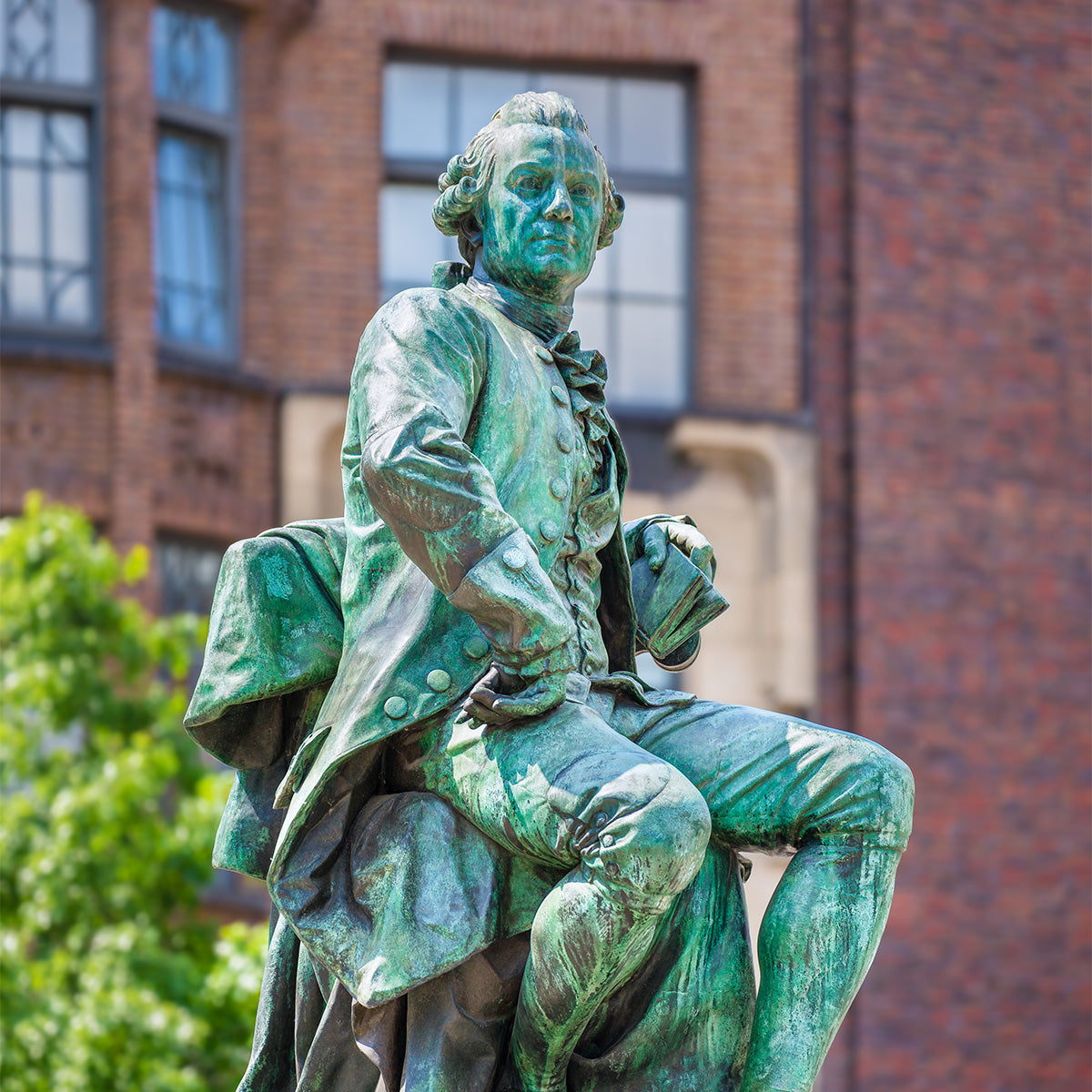 Lessing-Statue am Hamburger Gänsemarkt vor Backsteinfassade
