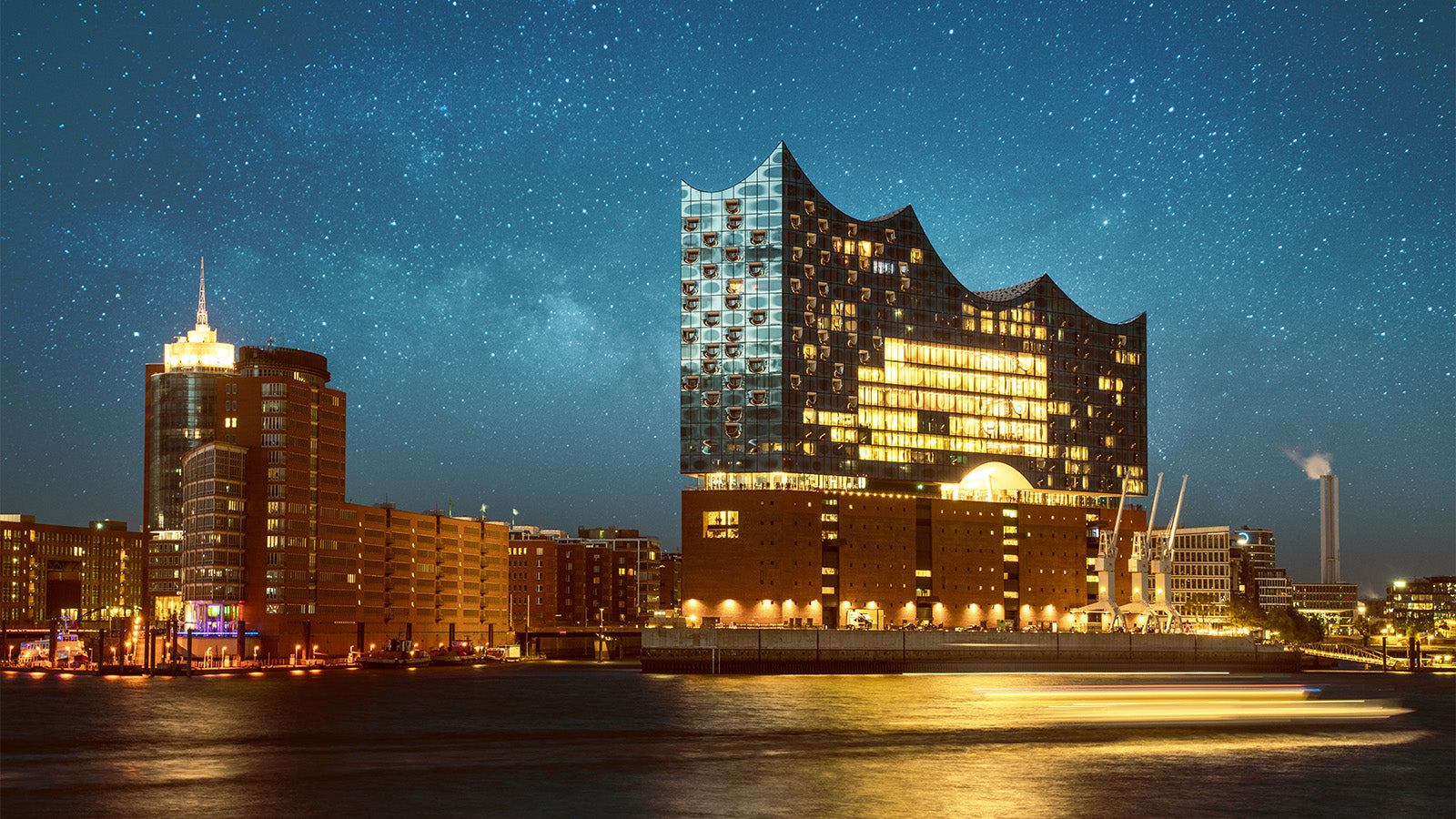Elbphilharmonie in Hamburg bei Nacht vor einem Sternenhimmel